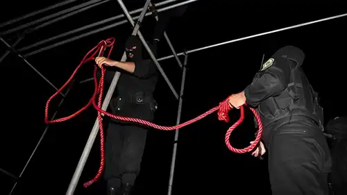 عناصر من الأمن الإيراني خلال الإعداد لتنفيذ أحد الإعدامات