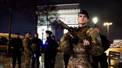 الشرطة الفرنسية خلال عملية أمنية في باريس 