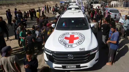 حماس تسلم رفات الرهائن الإسرائيليين