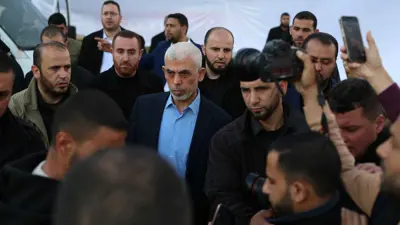 يحيى السنوار وسط حراسه