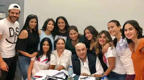 المخرج محمد النقلي وسط عدد من الفنانين المصرين