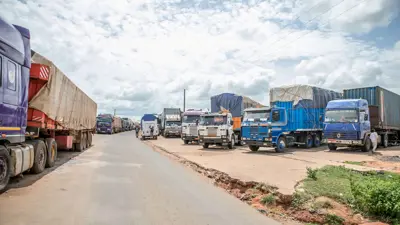 شاحنات عند المعبر الحدودي المغلق بين بنين والنيجر