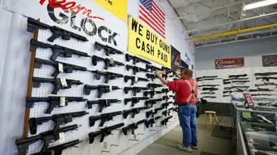 متجر للسلاح في أمريكا