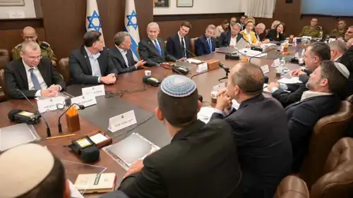 نتنياهو وويتكوف وكوشنر خلال اجتماع الحكومة