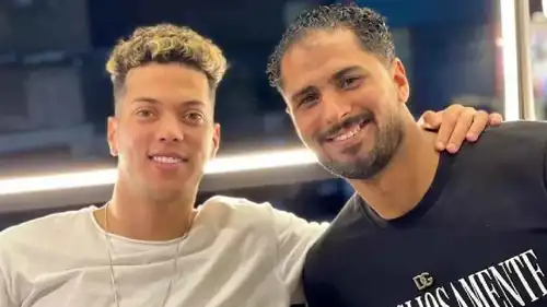 إمام عاشور لاعب الأهلي وشقيقه حازم