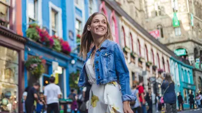  (فتاة تقوم بجولة سياحية في إدنبرة (تعبيرية