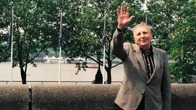 الشاعر الراحل نزار قباني