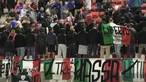 جماهير منتخب إيطاليا تدير ظهرها للملعب أثناء عزف النشيد الوطني لإسرائيل