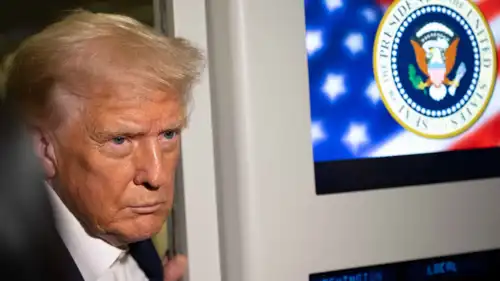 الرئيس الأمريكي دونالد ترامب على متن الطائرة الرئاسية