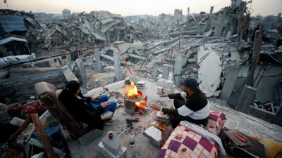 رجلان وسط الأنقاض في غزة