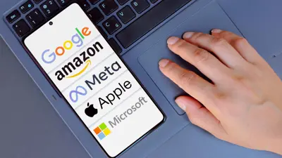 شعارات غوغل وأبل على شاشة الهاتف الذكي