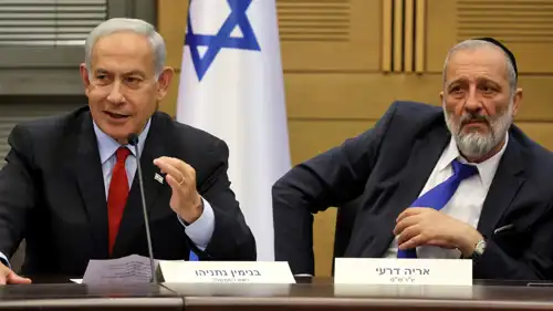 زعيم حزب شاس أرييه درعي وبنيامين نتنياهو