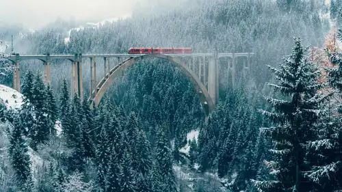 قطار على جسر شاهق في سويسرا 