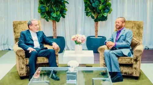 وزير الخارجية العُماني يلتقي نظيره الإيراني