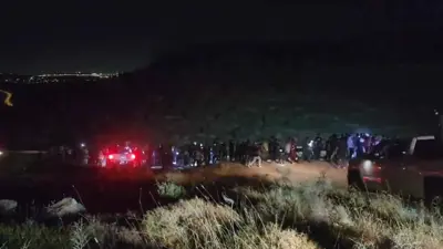 فلسطينيون يبحثون عن أحد القتلى بعد اختطافه من قبل المستوطنين