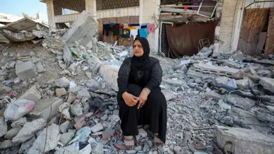 فلسطينية من سكان جباليا فوق أنقاض منزلها