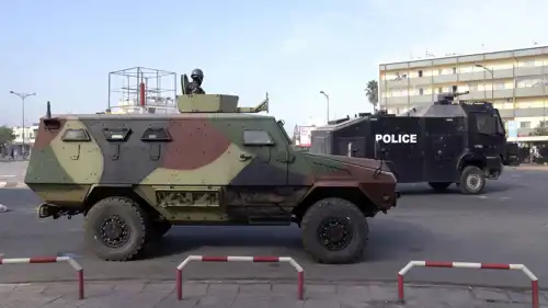 مركبة مدرعة تابعة للجيش السنغالي عند تقاطع طرق في داكار