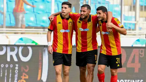 يوسف بلايلي يتوسط زميليه الجبالي وبوعالية