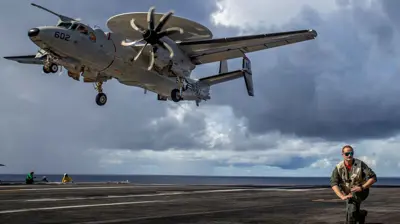 حاملة الطائرات الأمريكية "يو إس إس لينكولن"