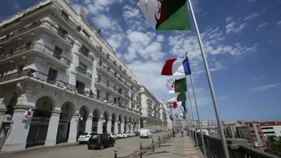 الأعلام الفرنسية والجزائرية