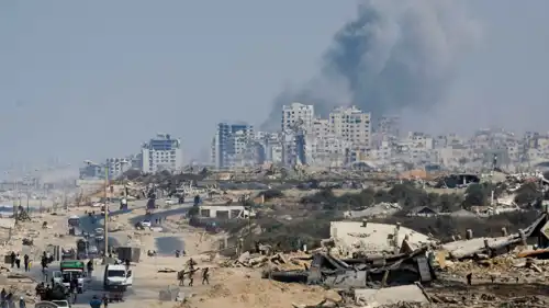 دخان يتصاعد إثر غارة إسرائيلية على مدينة غزة