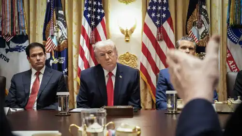 ترامب يتوسط وزيري الحرب (يمين) والخارجية (يسار)