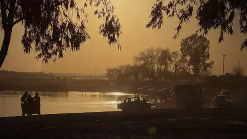 الإفطار عند أذان المغرب على ضفاف نهر الفرات الشهير