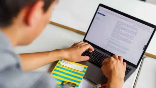 عمل الطلاب مع الذكاء الاصطناعي