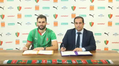 الطيب المزياني خلال توقيع العقد مع المولودية