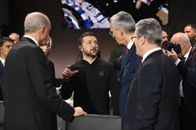 الرئيس الأوكراني فلودمير زيلنسكي يتحدث مع زعماء دول الناتو في قمة واشنطن