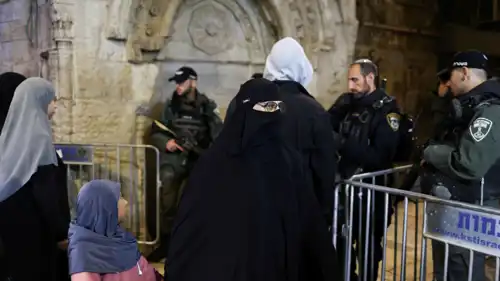 فلسطينيون يعبرون حاجزاً إسرائيلياً لدخول المسجد الأقصى