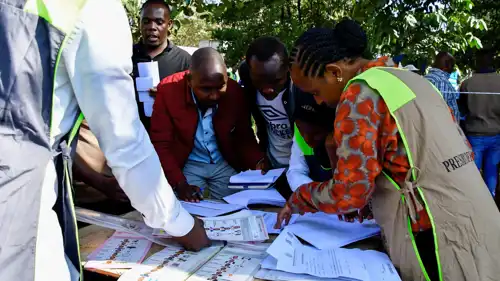 ناخبون أوغنديون في ساحة سكك حديد أوغندا، في كمبالا، أوغندا