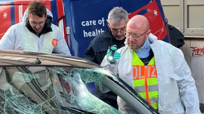 عناصر من الأمن الألماني يتفقدون سيارة المنفذ