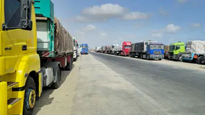 شاحنات مساعدات إنسانية تنتظر الدخول إلى غزة