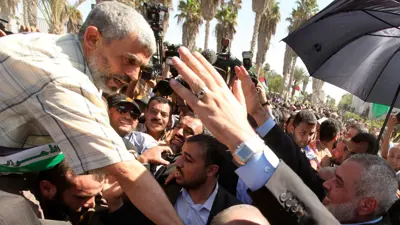 السنوار لحظة الإفراج عنه ضمن صفقة تبادل مع إسرائيل عام 2011