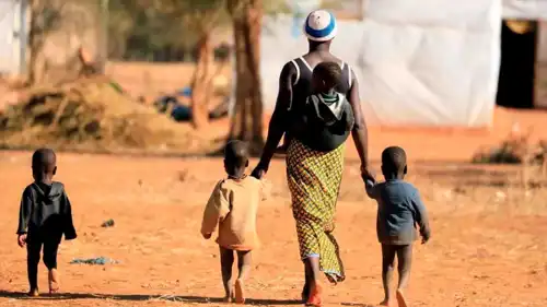 امرأة مع أطفالها في مخيم للنازحين داخليًا في كايا، بوركينا فاسو