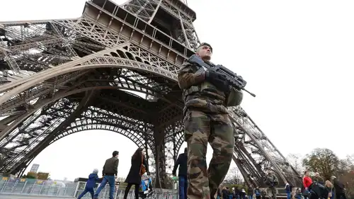 رجل أمن فرنسي أمام برج إيفل