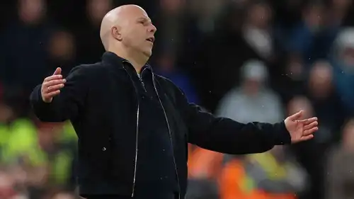 آرني سلوت خلال مباراة ليفربول ومانشستر سيتي