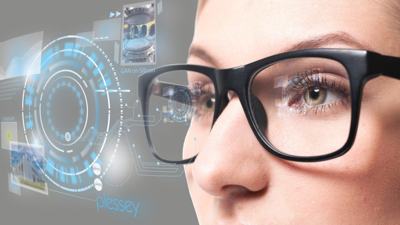 فتاة ترتدي نظارة ذكية