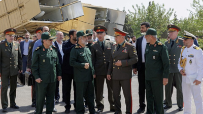 وزير الدفاع الروسي وقائد القوات الجوية الفضائية للحرس الثوري