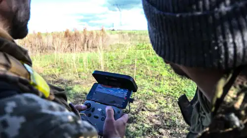 جندي أوكراني يطلق طائرة مسيرة