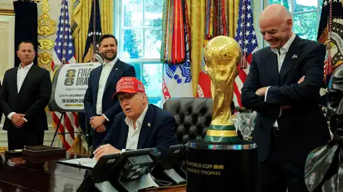 ترامب مع مجسم كأس العالم