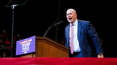 ماثيو وايتكر في تجمع انتخابي سابق لدونالد ترامب