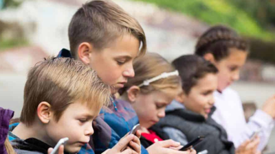 أطفال يستخدمون الهواتف الذكية