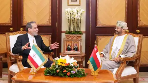 لقاء سابق بين وزير الخارجية الإيراني ونظيره العماني