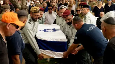 جنود إسرائيليون يحملون نعش الرقيب الأول بنيامين أسولين 