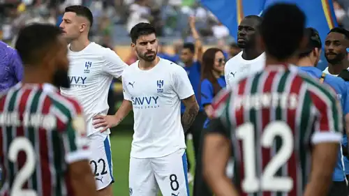 روبن نيفيز مع لاعبي الهلال