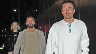 جاك غريليش بصحبة الفتاة الشقراء