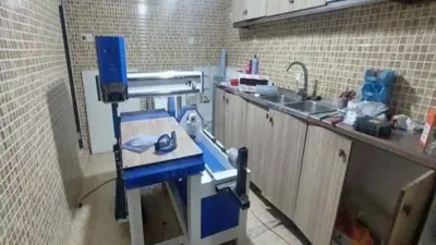 معدات تستخدم لصنع المسيرات داخل المبنى