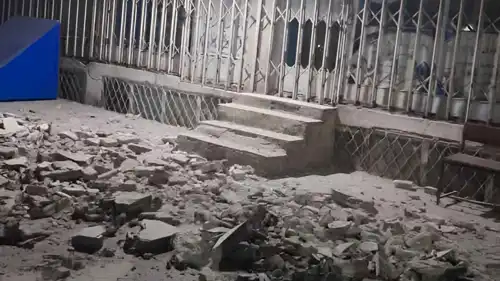 جانب من الدمار الذي نجم عن الزلزال في مزار شريف